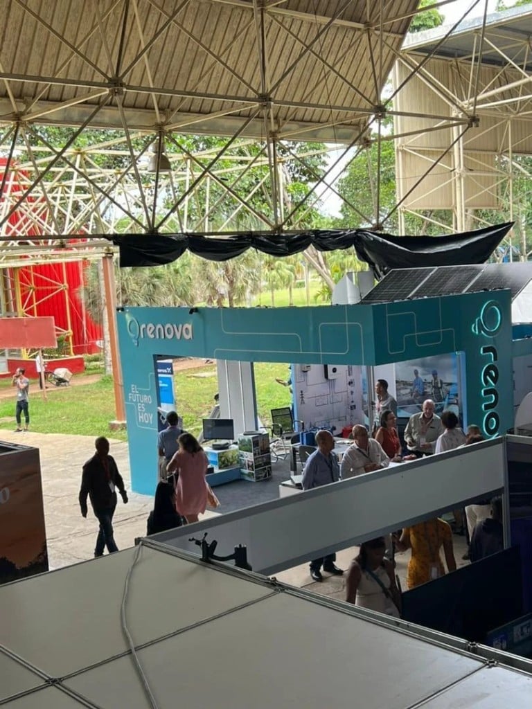 Stand de Renova en feria, con visitantes y soluciones energéticas en exposición