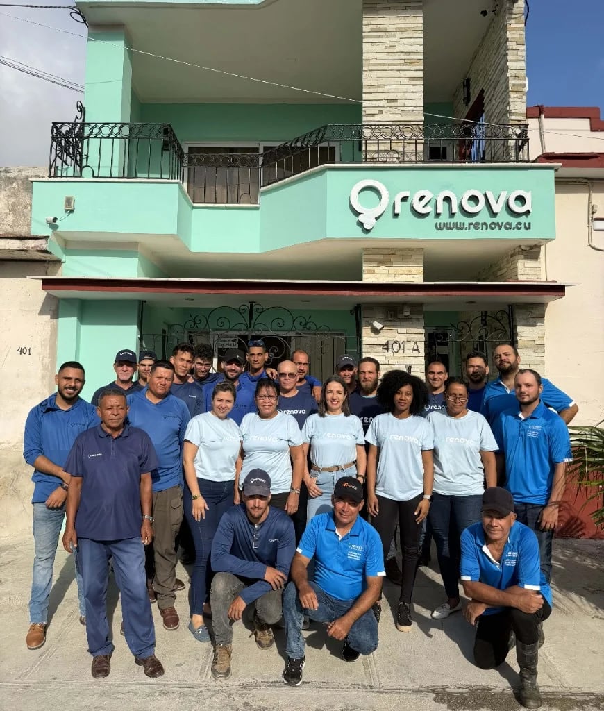 Equipo Renova frente a la sede en Camagüey, Cuba