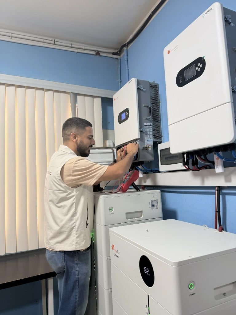 Técnico de Renova revisando inversor y sistema de almacenamiento Infinity ESS
