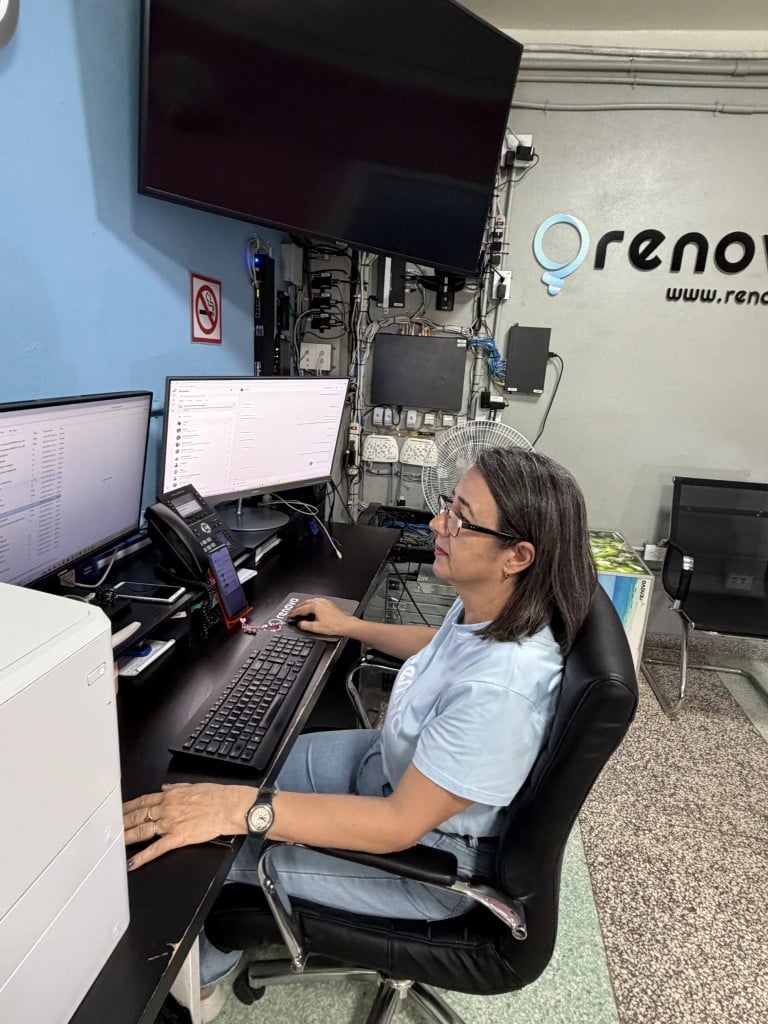 Consultora de Renova trabajando en estación técnica con monitores y equipos de red