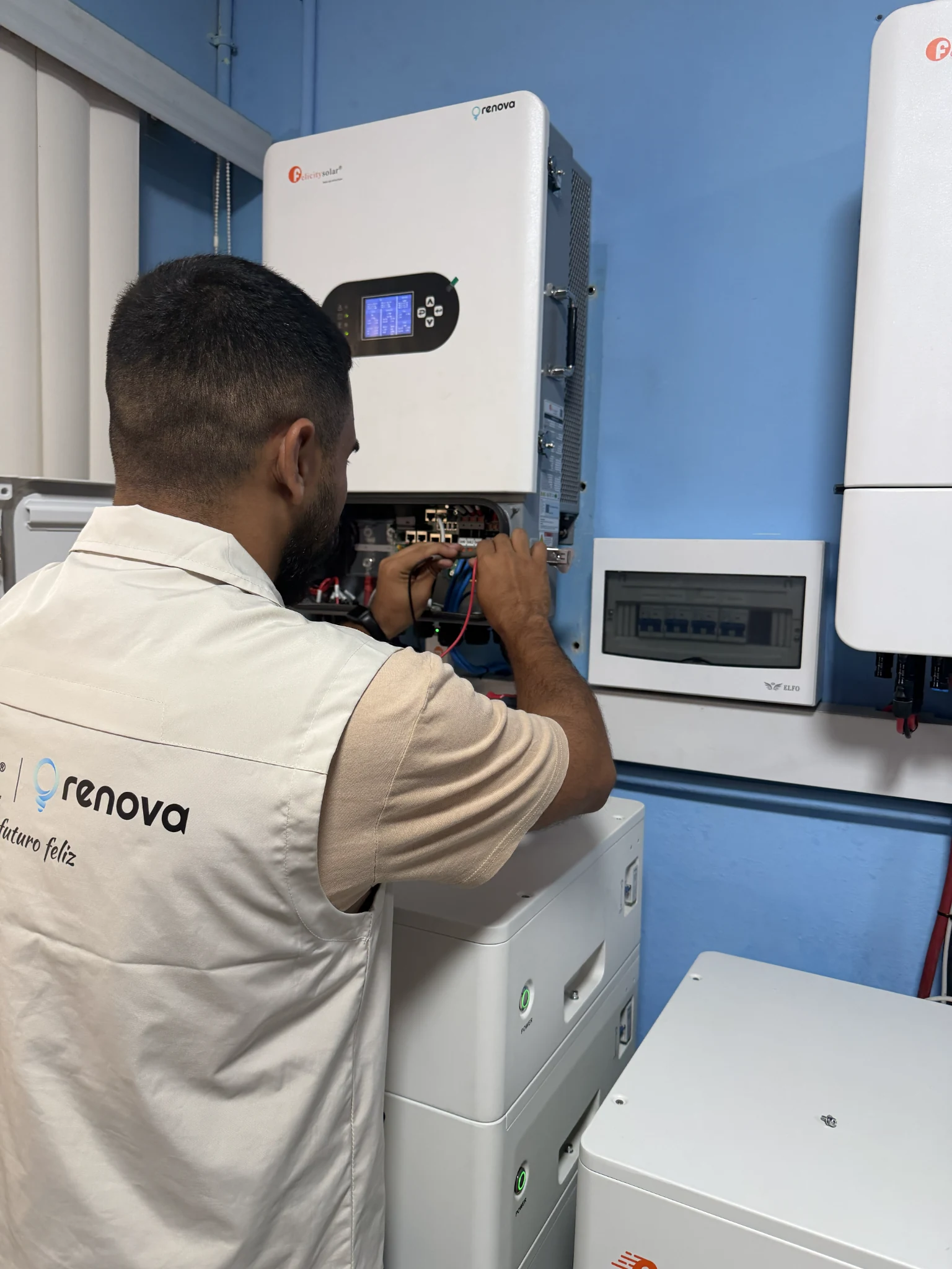 Equipo técnico brindando soporte a instalación energética