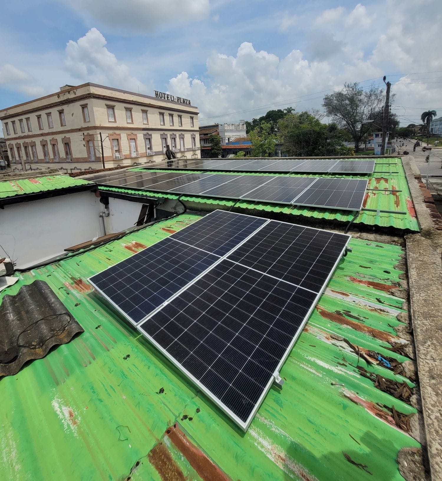 Proyecto Heladería Entre Vías: Split Phase con FelicitySolar y reubicación estratégica de equipos