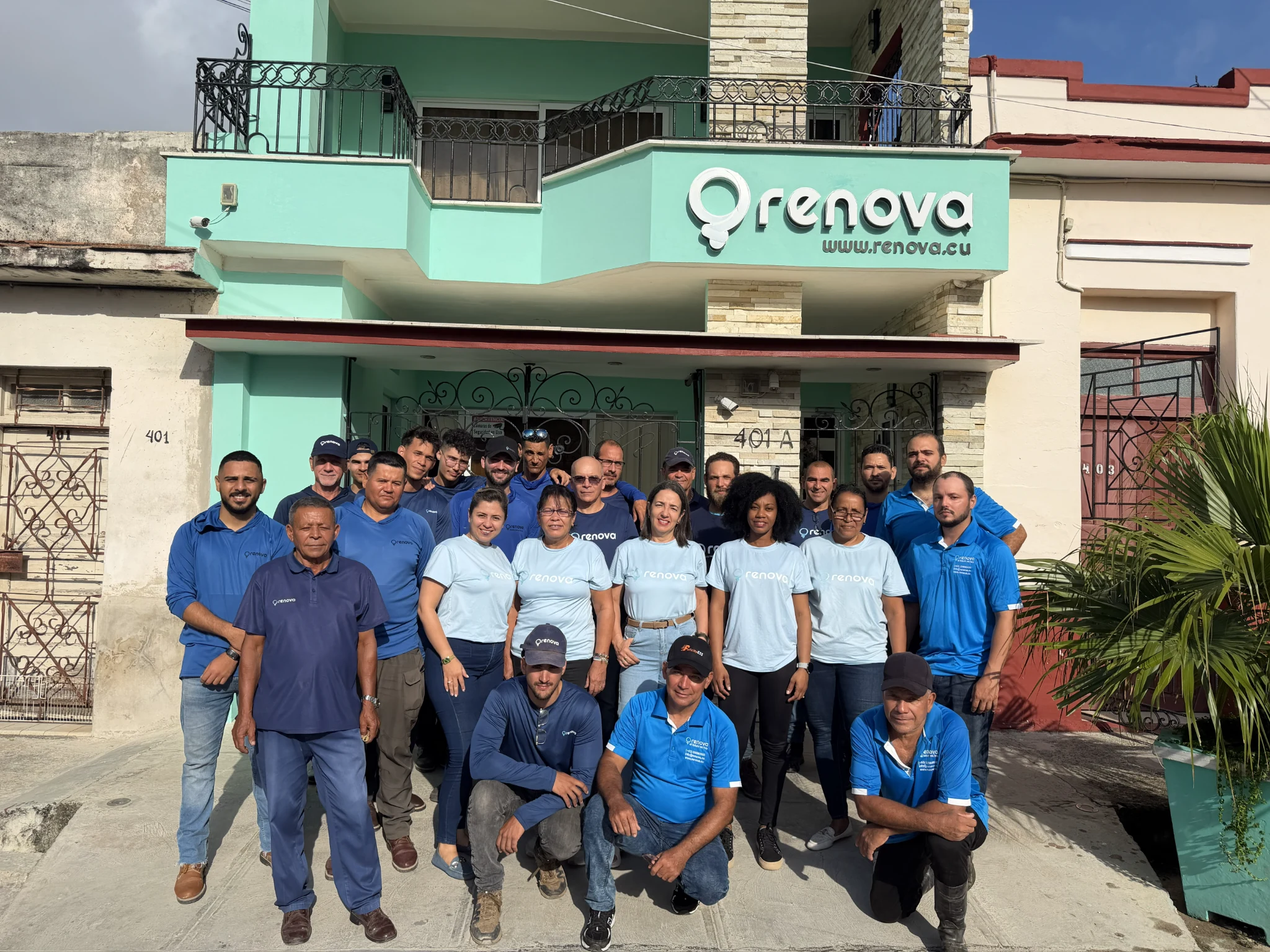 Equipo Renova frente a la sede en Camagüey, Cuba