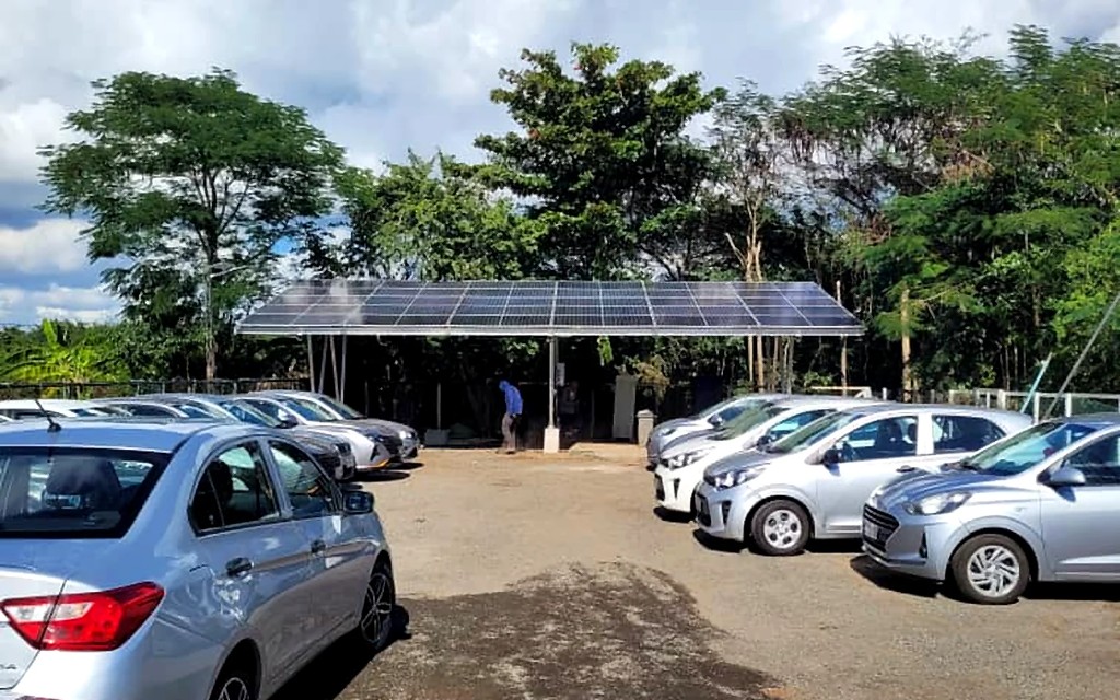 Marquesina solar para carga de vehículos en Cienfuegos