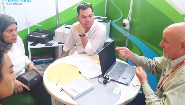 Visita la Embajadora de Indonesia en Cuba, el stand de RENOVA S.U.R.L. en FIHAV 2022