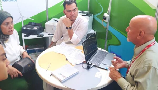 Indonesian Ambassador to Cuba visits RENOVA S.U.R.L. stand at FIHAV 2022