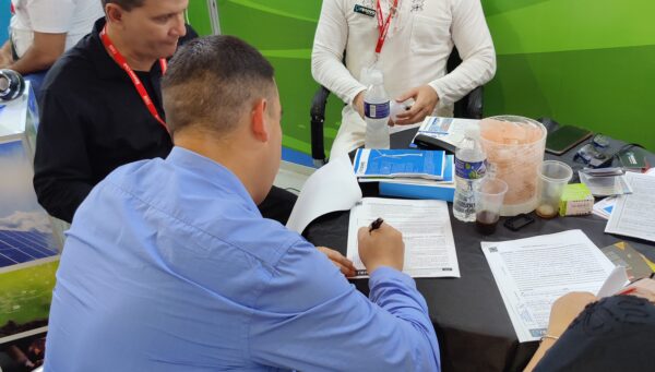 Signing of commercial agreement between RENOVA S.U.R.L. and Emmanuel, at FIHAV 2022.