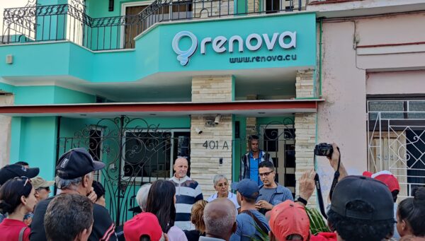 Visit of members of the Ballet of Camagüey and the Provincial Council of Performing Arts to the headquarters of RENOVA S.U.R.L.