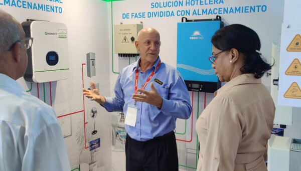 Visita el stand de RENOVA S.U.R.L. en FIHAV 2023 la viceprimera ministra Inés María Chapman.