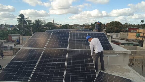 Start of the installation of a 28 KWh solar photovoltaic system in the inflatable park of the Comercializadora Moderna Local Development Project.
