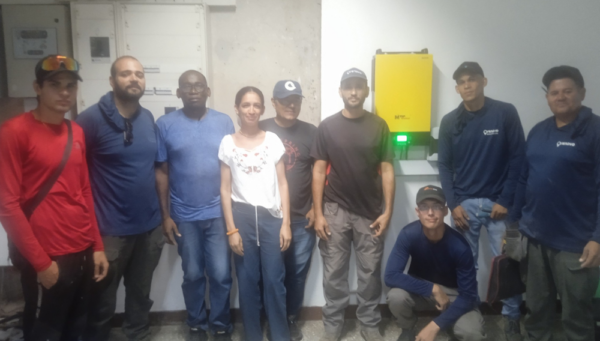 Montaje de kit fotovoltaico en la Dirección Provincial de Radio en Camagüey