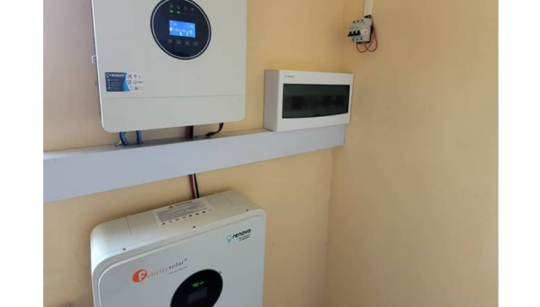 Montaje de Inversor de 5kW Felicity ESS y Batería 10kW Felicity ESS con 10 paneles solares