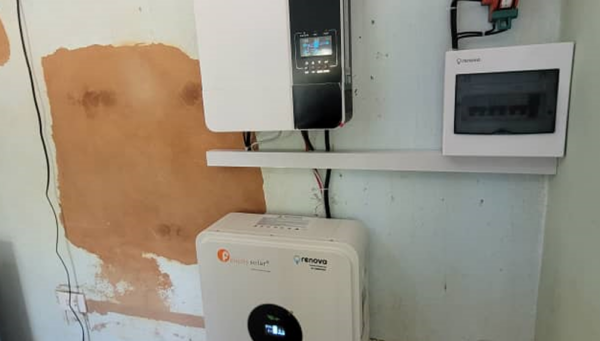 Montaje en La Ballita 3kW Growatt con batería Felicity ESS 5kW y cuatro paneles