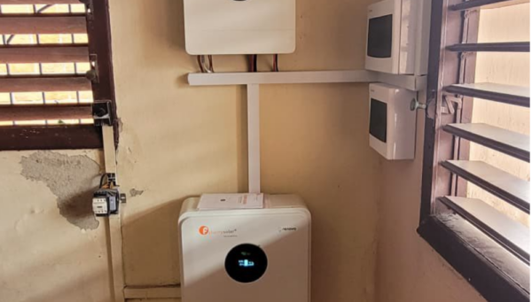 Instalación de kit fotovoltaico completado en Camagüey por RENOVA SRL