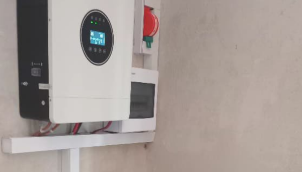 Impulso a las energías renovables en Camagüey: RENOVA SRL instala moderno kit solar con inversor de 3 kW y baterías de respaldo