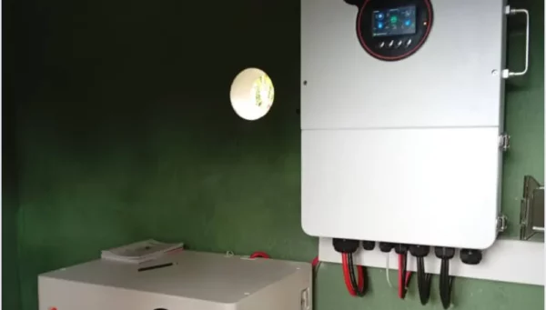 Montaje finalizado ✅ para MPM COPAL SURL: inversor SRNE de 12kW, 20 paneles y 30kW de respaldo escalable