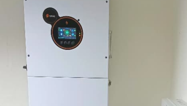 Montaje finalizado en Marlin Júcaro, Ciego de Ávila: RENOVA SRL instala kit con baterías de gel resistentes al salitre